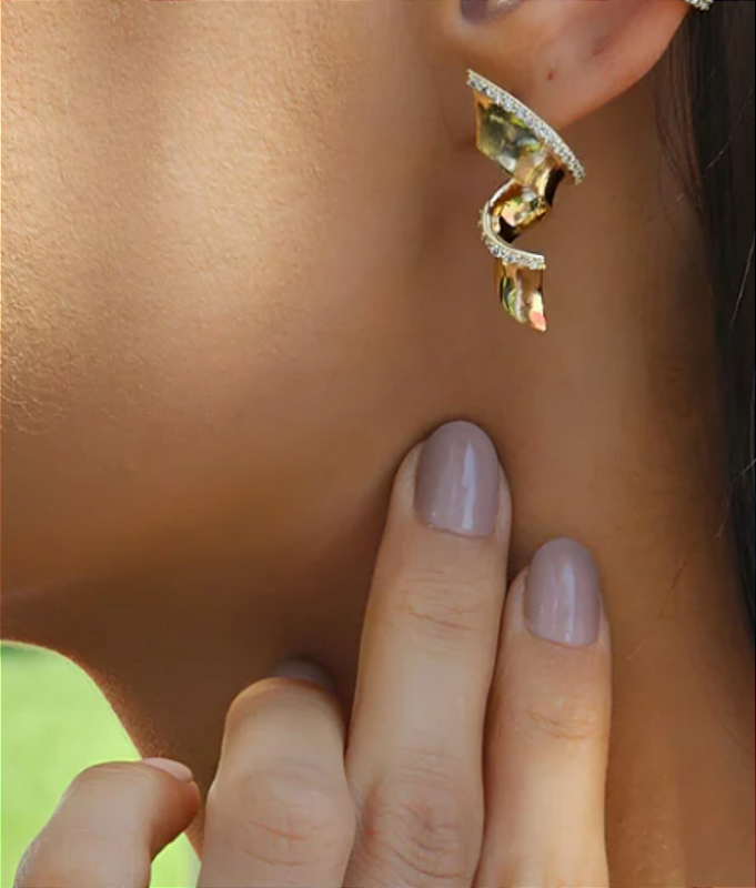 Brinco Spiral com Detalhes em Zircônia