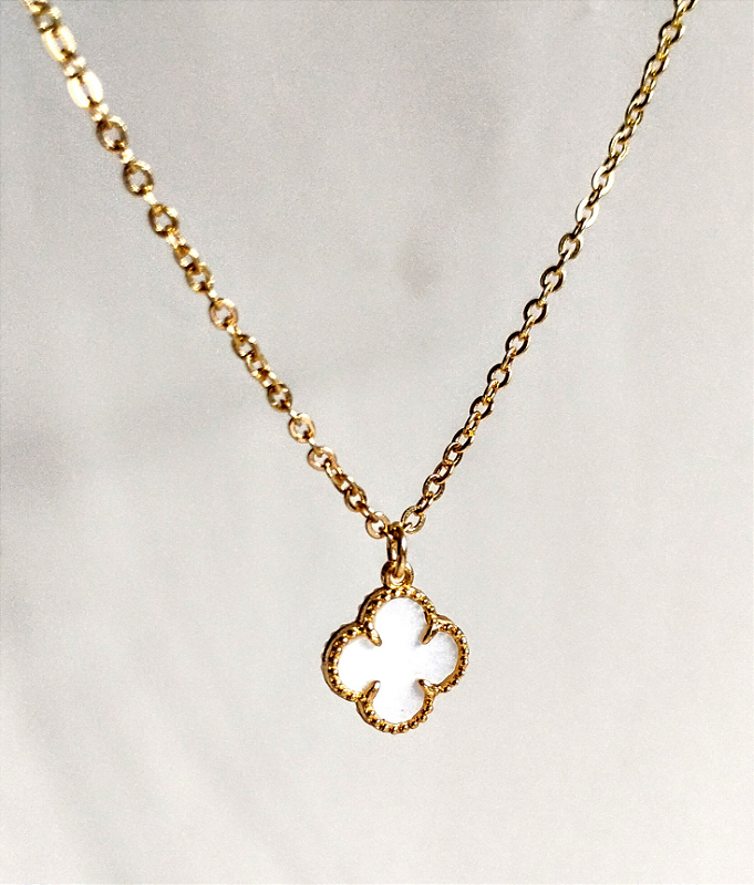 Colar Trevo com Pingente de Madrepérola