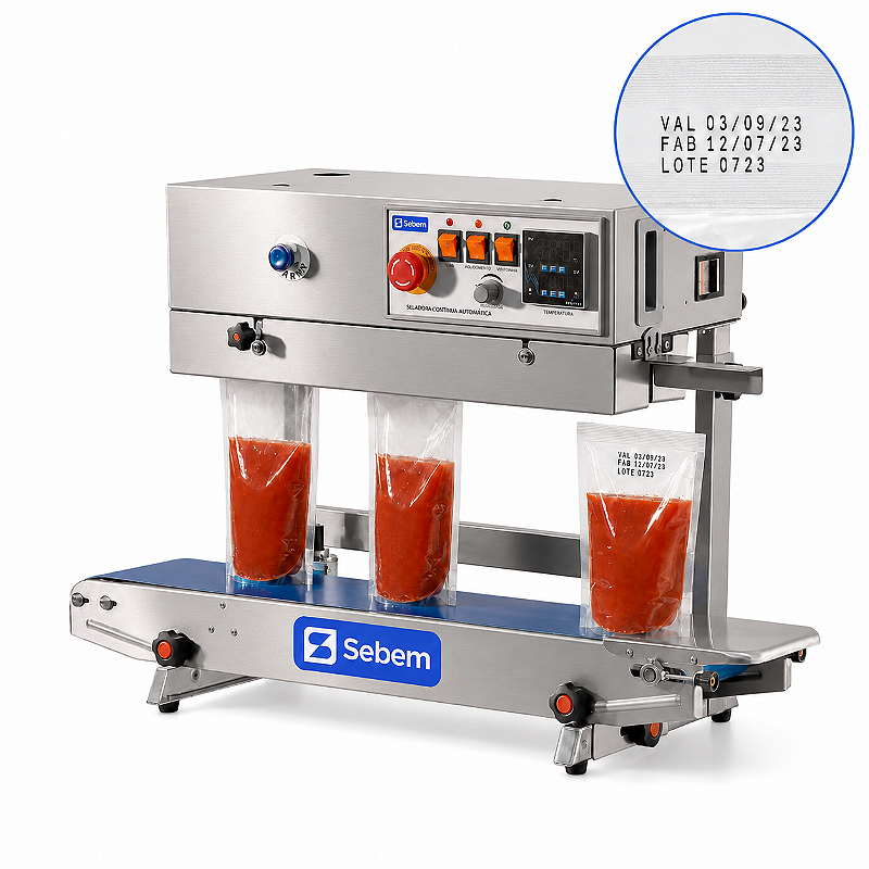 Seladora automática contínua inox Sebem SelPro Flex na posição vertical, selando sacos de molho em pé, com data de validade, fabricação e lote impressos