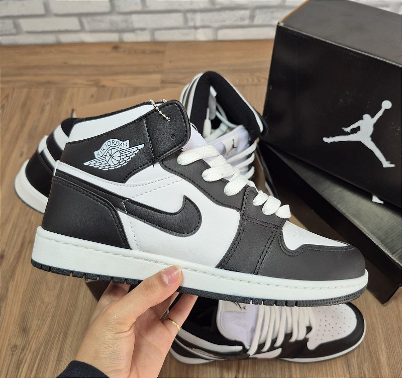 Bota Air Jordan Mid Feminino Branco  e preto Nike
