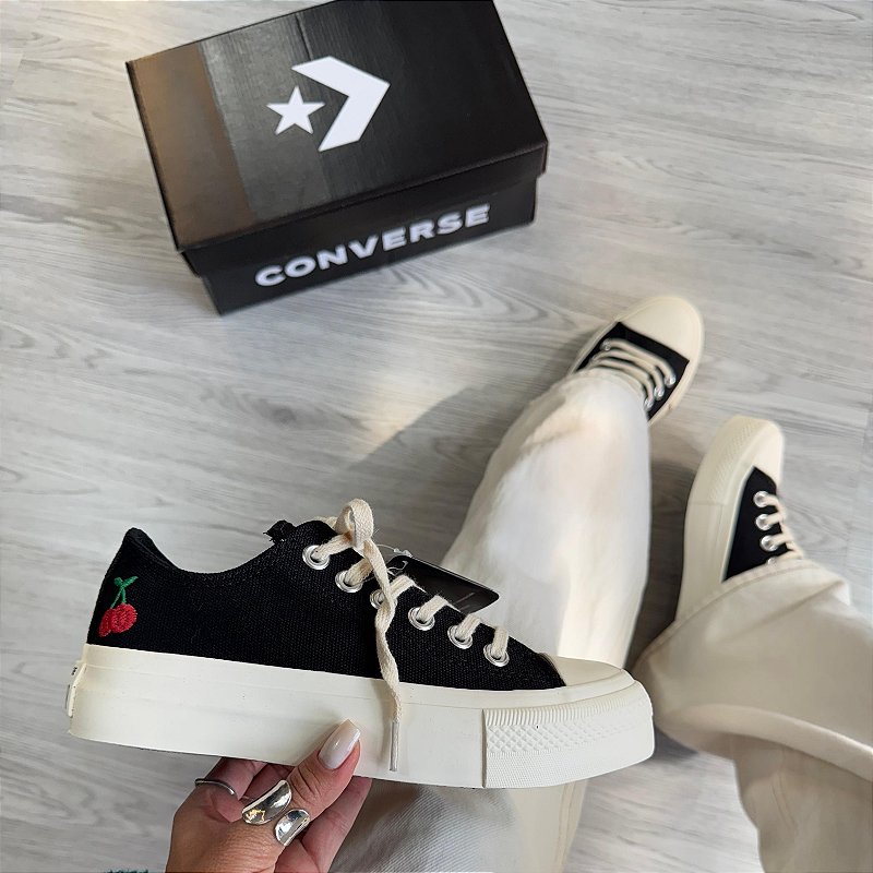 Tênis Plataforma Converse Preto com Bordado de Cereja – Estilo Retrô e Moderno em um Só Look