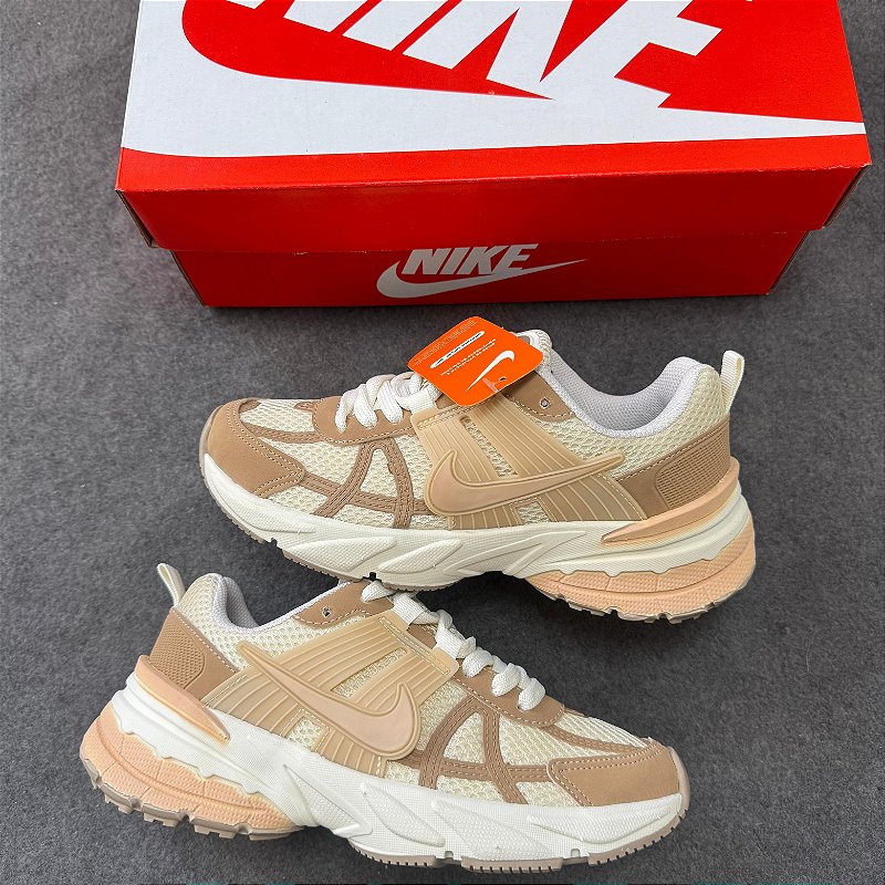 Tênis Nike V2k Bege.