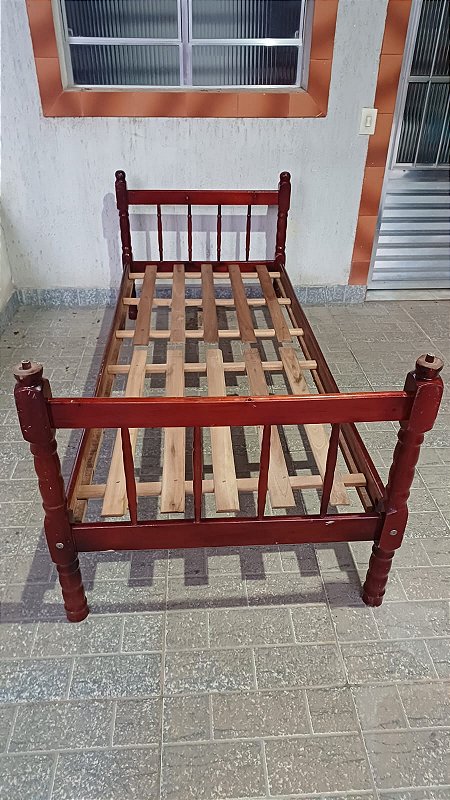 Cama de solteiro usada de madeira em Cotia s/colchão