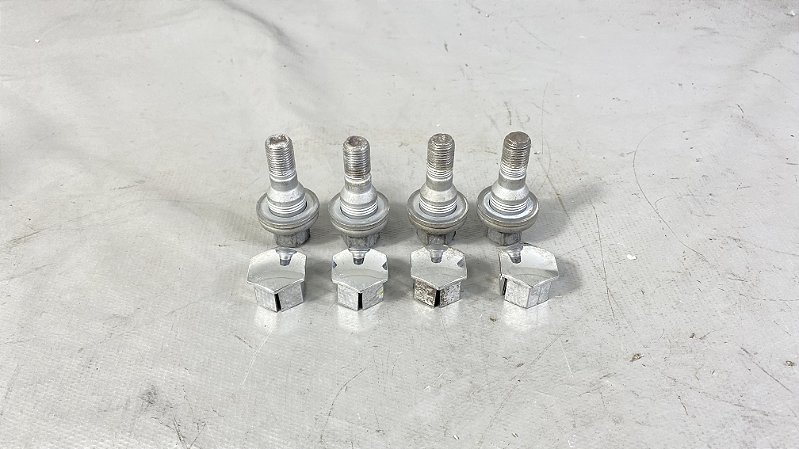 Jogo 4 Parafusos Roda Com Capa Peugeot 208 17mm