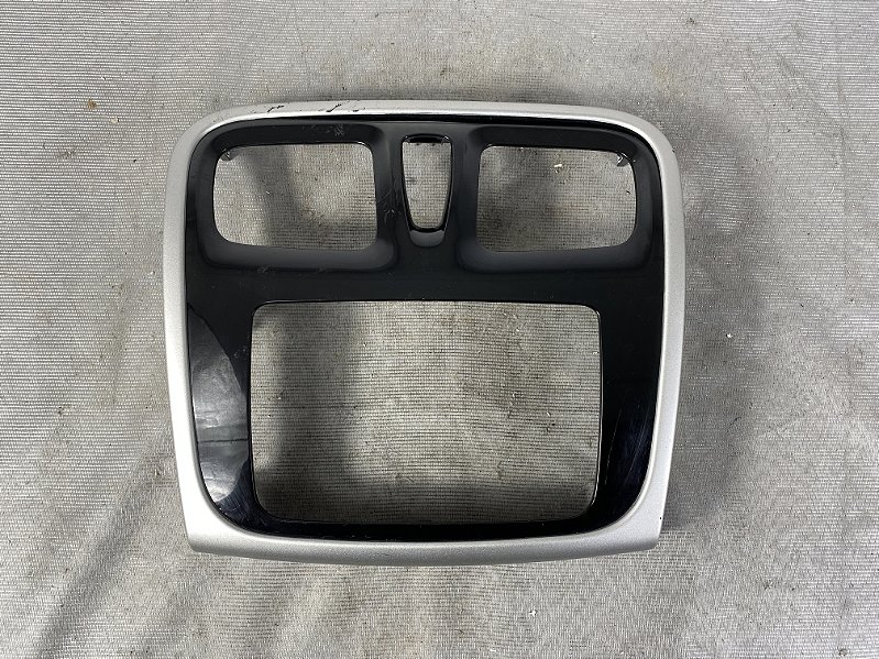 Moldura Central Painel Logan Renault 2018 2019 C/Detalhe