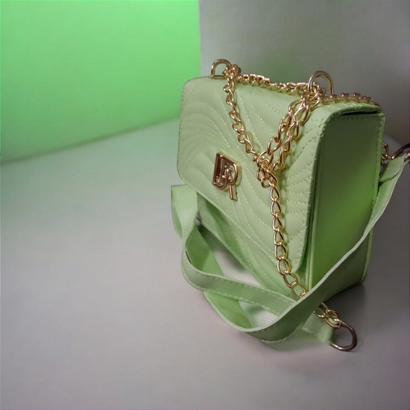 Bolsa Malú Feminina Verde com Corrente Dourada