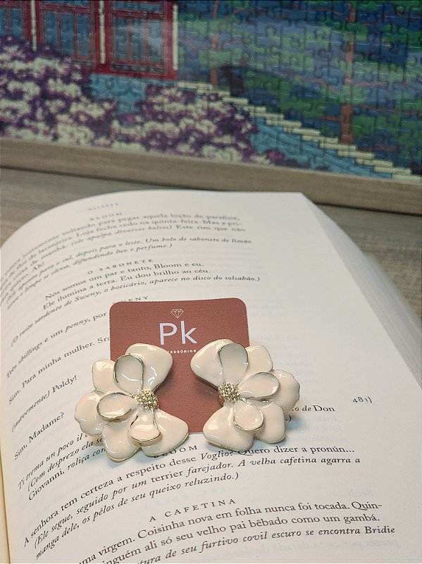 Brinco Flor Magnólia | Off-white e Dourado