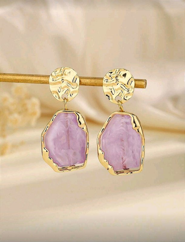 Brinco Dourado e Malva | Resinado Super Leve