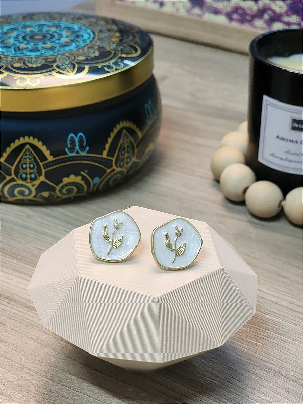 Brinco Jardim | Branco com detalhes dourados