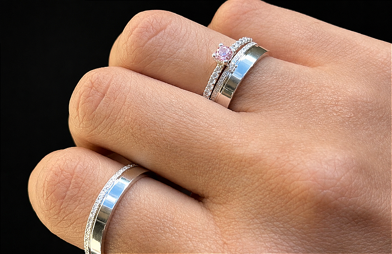 Aliança Crepúsculo Cravejada Rosa Claro 3mm com Solitário Cravejado em Prata 950