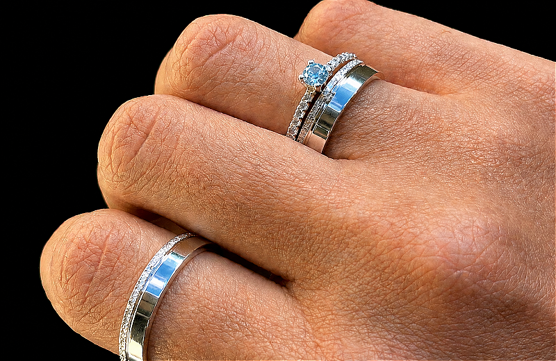 Aliança Crepúsculo Cravejada Azul Claro 3mm com Solitário Cravejado em Prata 950