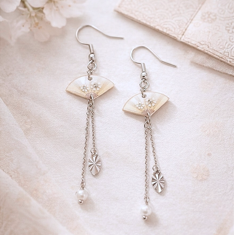 Brincos Delicados Leque Omamori Charms com Pérola