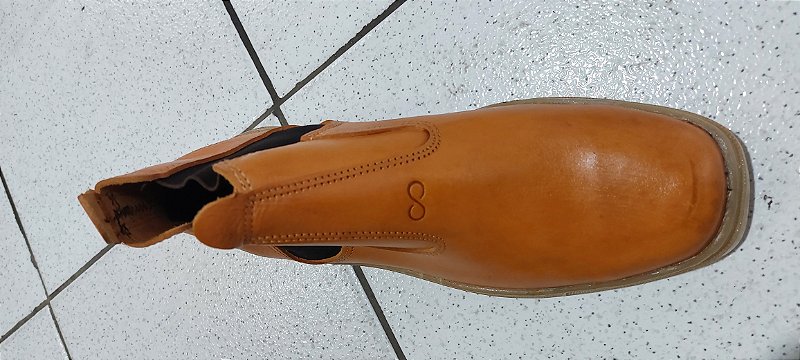BOTINAS ELÁSTICO EM COURO LATEGO COR OURO, SOLADO PVC