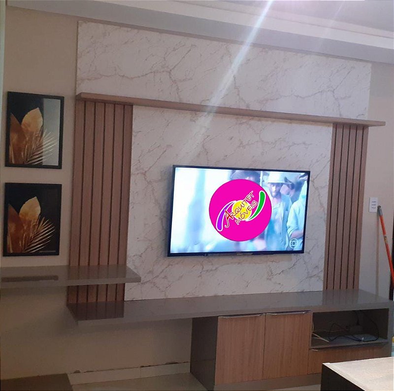 Sala planejada com painel ripado na cor gengibre, painel de tv na cor volakas e home nas cores gianduia laca com portas na cor gengibre.