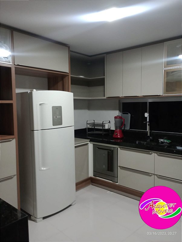 Cozinha planejada em mdf, na cor nogal servilha e cinza Itália laca