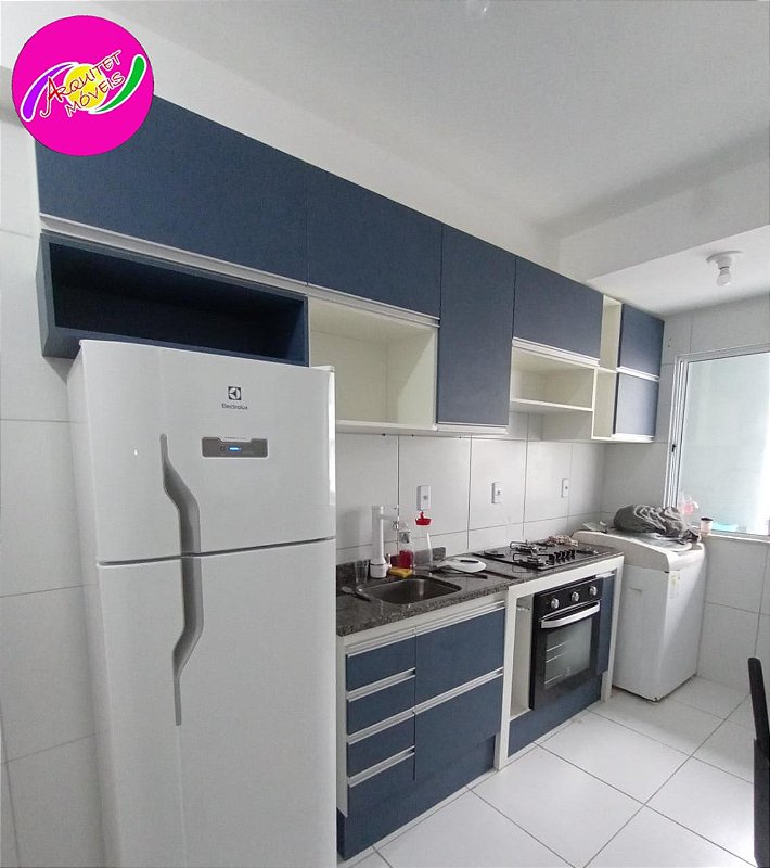 Cozinha planejada em mdf branco tx e portas na cor azul vel, com puxadores em barra de aluminio fosco