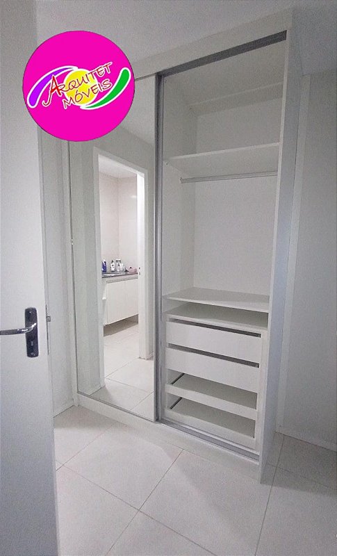 Guarda roupa planejado em mdf branco tx, com duas portas de correr, sendo uma em espelho e outra em mdf branco.