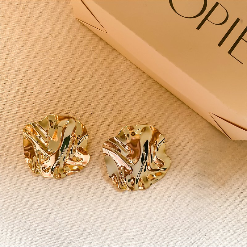 Brinco botão amassado