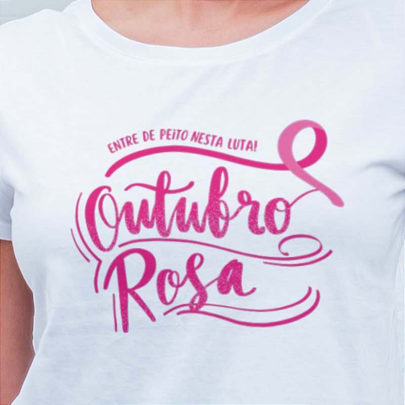 Distintivo rosa vazio na camiseta feminina com espaço de design