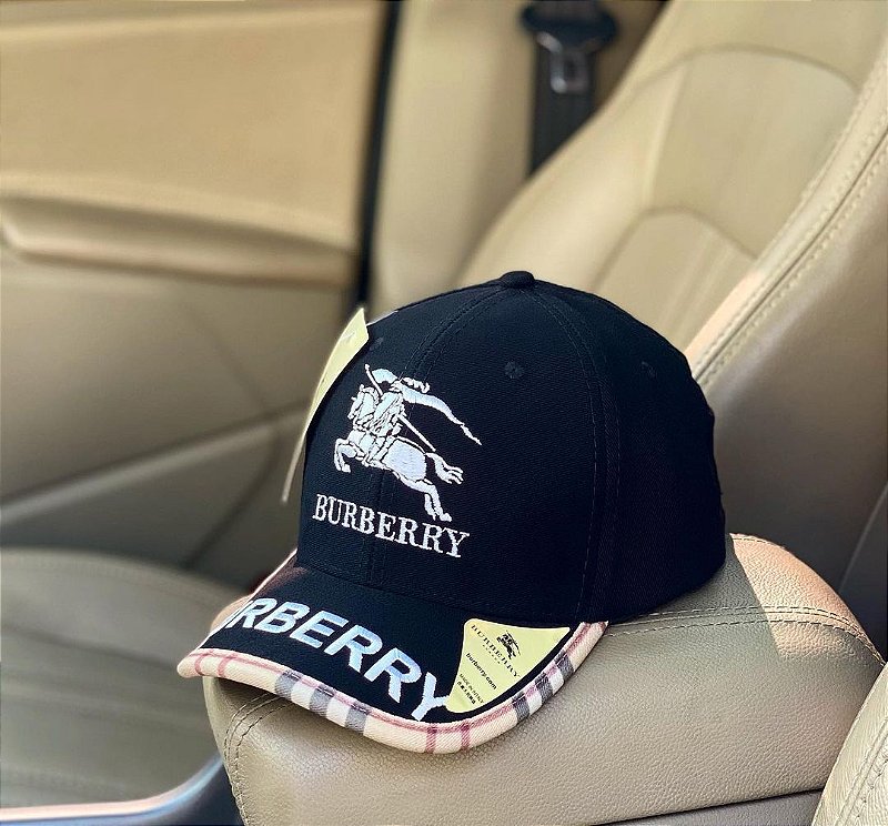 ojo gang UWA 着用　Burberry キャップ Cap Burberry Winged Black Strapback Aba Curva - CAPMAFIA