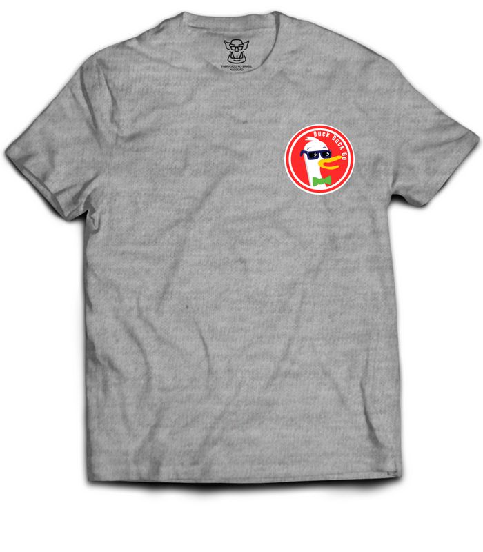 Camiseta Hacker ou Nerd com estampa altura do bolso faz referência motor de busca Duck Duck Go
