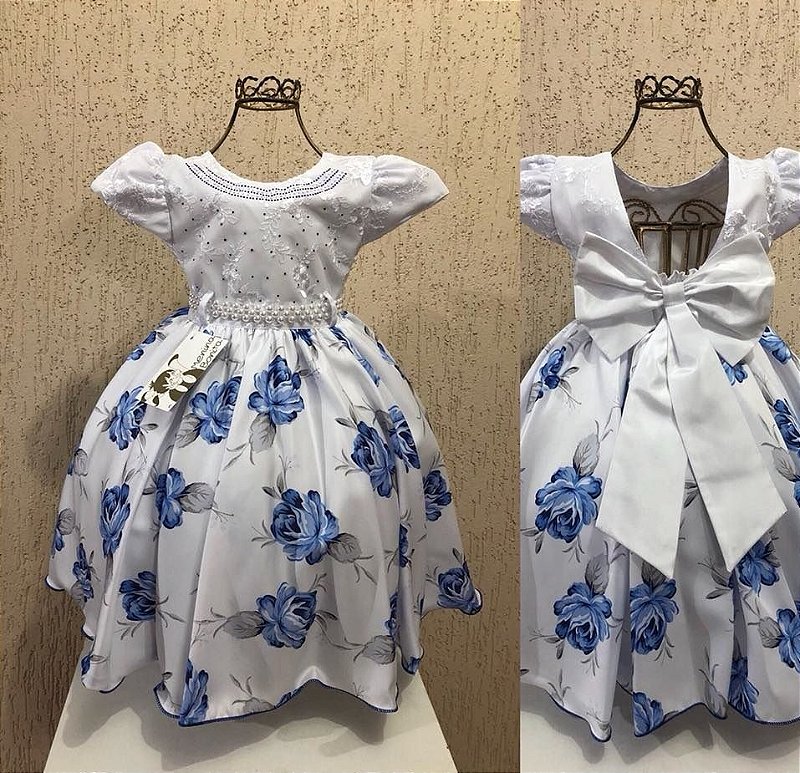 vestido branco com flores azuis