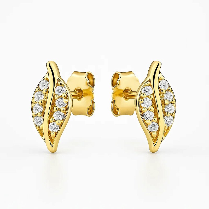 Brinco folha cravejado com zircônias banhado a ouro 18k