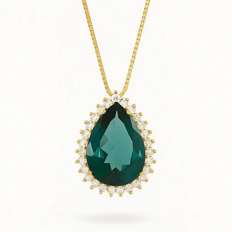 Colar com pingente de gota verde rodeado de zircônias folheado em ouro 18k