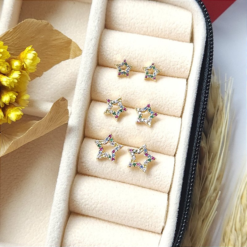 Trio de brincos em formato de estrela cravejado com zircônia colorida folheado em ouro 18k