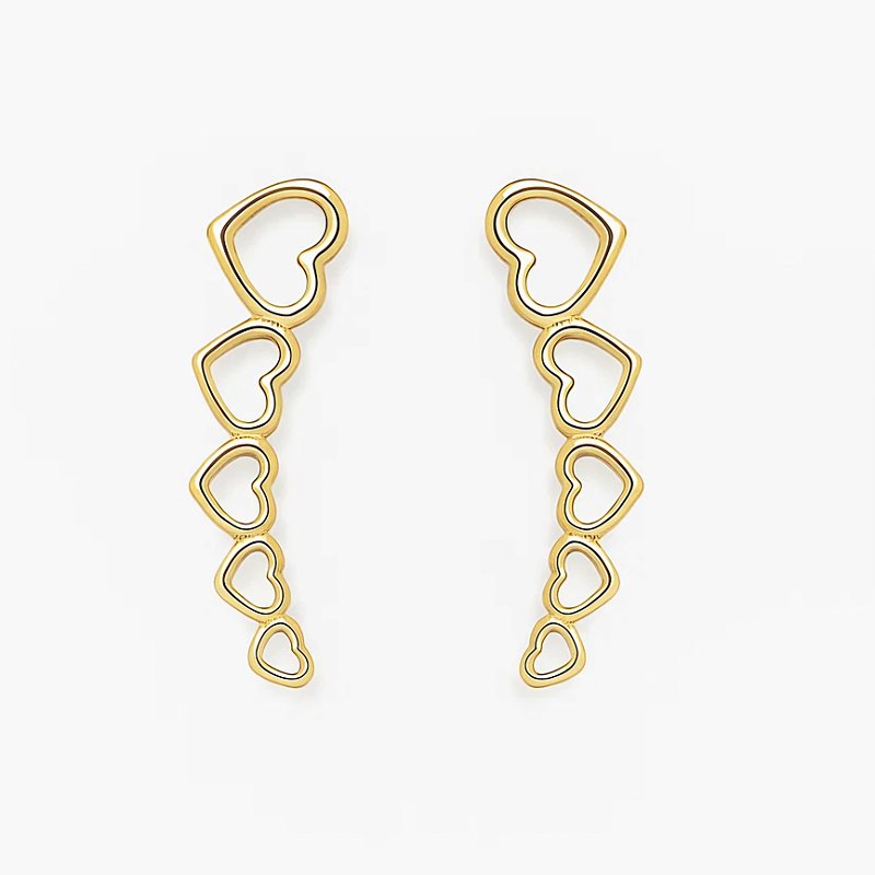 Brinco Ear Cuff com pequenos corações vazados folheado em Ouro 18k