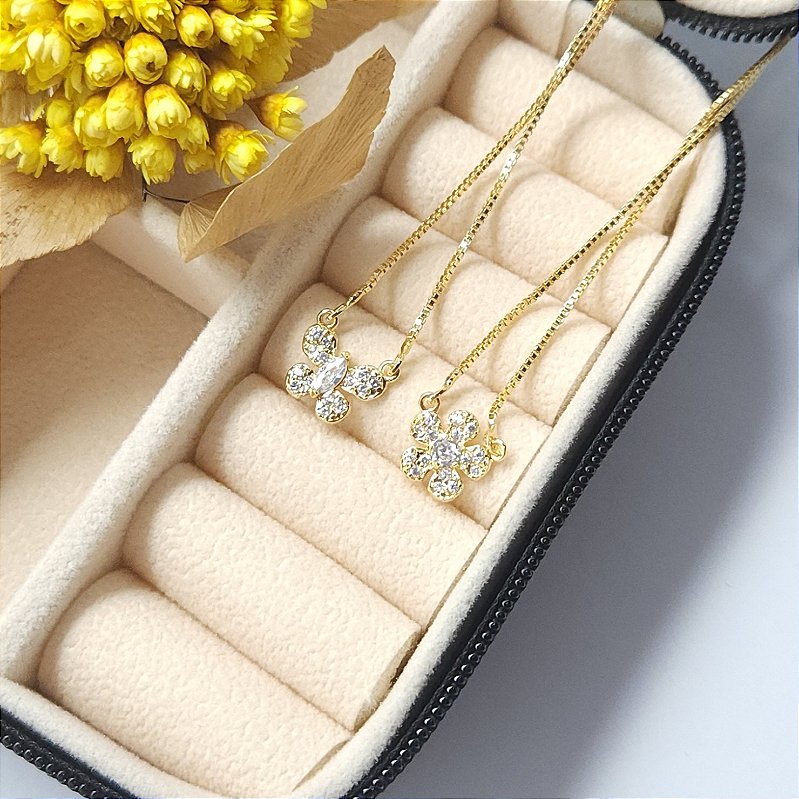 Escapulário com flor e borboleta cravejado com zircônias folheado a ouro 18k