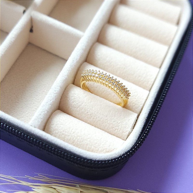 Anel cravejado com zircônias folheado a ouro 18k