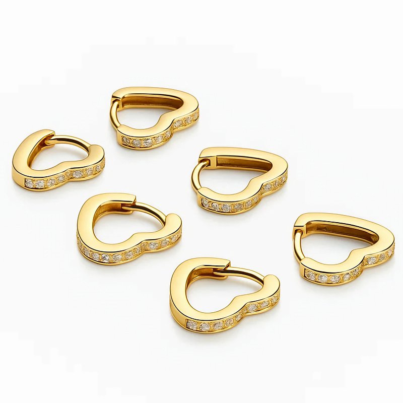 Trio de Brincos de Argola em Formato de Coração Cravejado com Zircônias Folheado em Ouro 18k