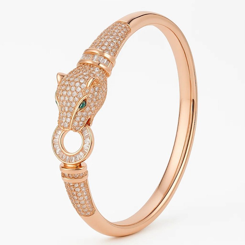 Bracelete folheado a ouro 18k com design imponente de tigre.