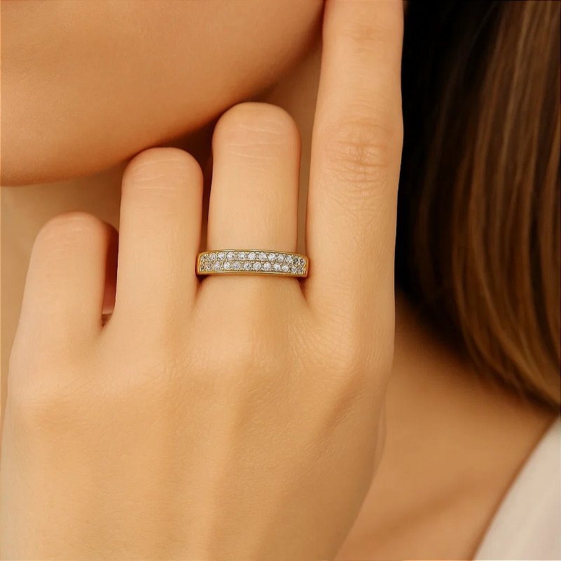 Anel Aparador Cravejado com Zircônias Folheado a Ouro 18k