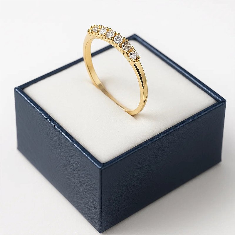 Anel Delicado Cravejado com Zircônias Folheado a Ouro 18k