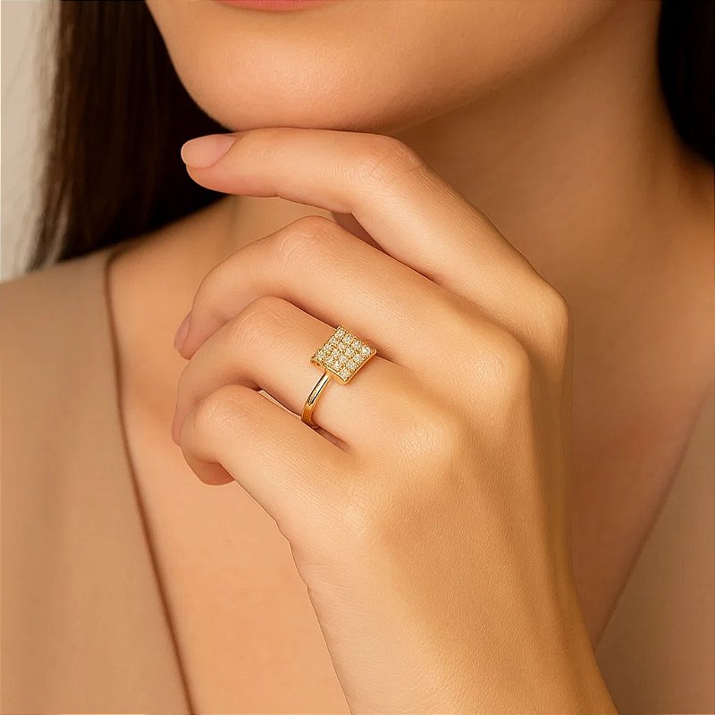 Anel elegante com detalhe central em formato quadrado Folheado a Ouro 18k