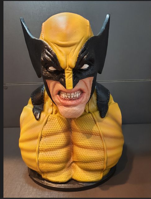 Monogram Salvadanaio Wolverine Mezzo Busto In PVC, Scultura Marvel, Colore Giallo/Blu