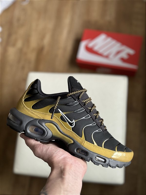 NIKE AIR MAX PLUS “Bronzine” - Corre de Rua