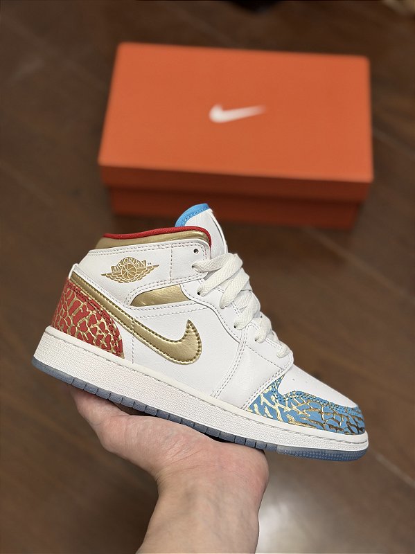 AIR JORDAN 1 MID GS “NC to Chicago” - Corre de Rua