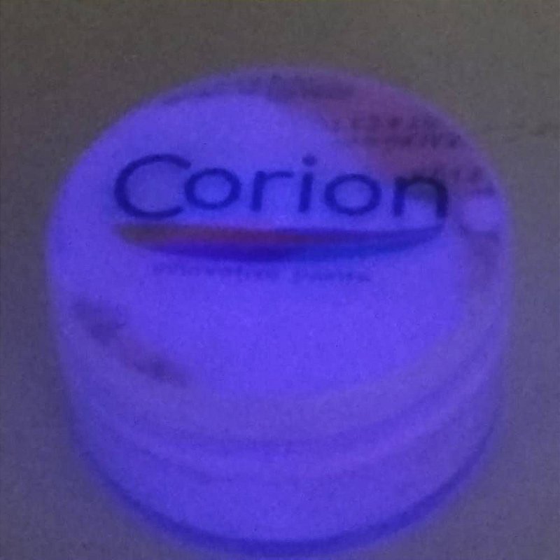 Po Glow Corion Pote 10gr Para Misturar com RESINA, EVA, COLA, VERNIZ, TINTA... Brilha no Escuro Sem Luz Negra e também com Luz Negra. Dupla Função, 2x1!