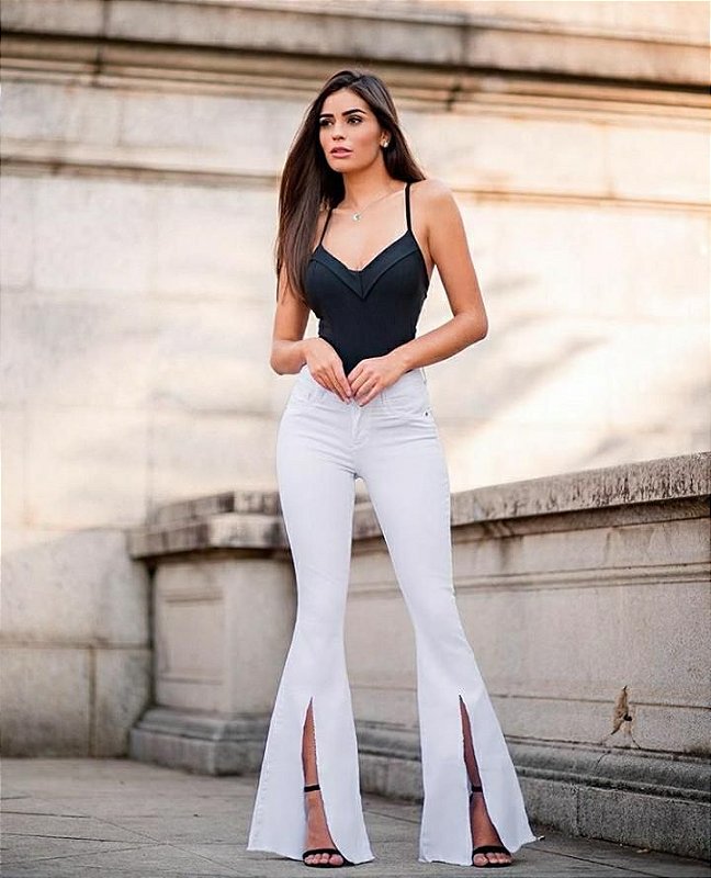 calça flare fenda