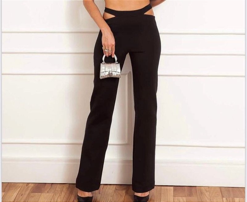 Calça Preta Flare com Fenda no Cós