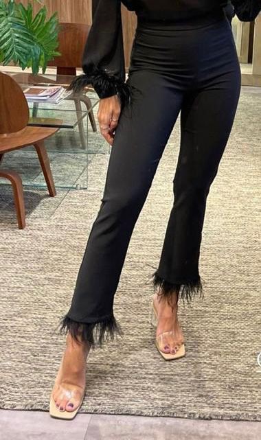 Calça com Plumas