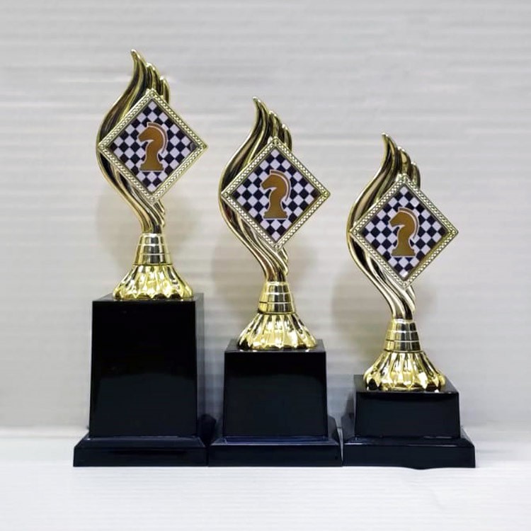 Troféu Para Campeonato De Xadrez Dama Preta De Resina Luxo