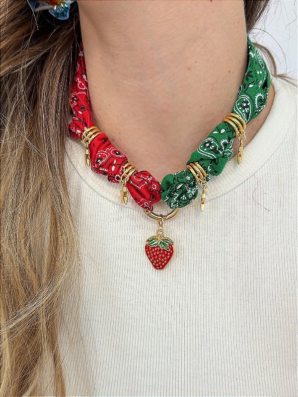 Choker Bandana Bar vermelho e verde com pingente de morango
