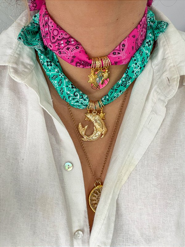 Colar bandana rosa e turquesa com pingente central
