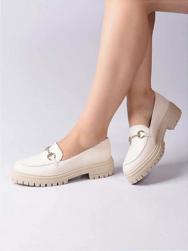 Loafer Off White com Solado Tratorado e Detalhe Dourado - Salook | Loja de  Calçados Femininos - Sandálias Femininas