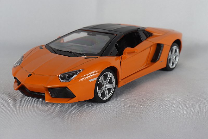 LAMBORGHINI AVENTADOR ROADSTER COM LUZ E SOM 1/24