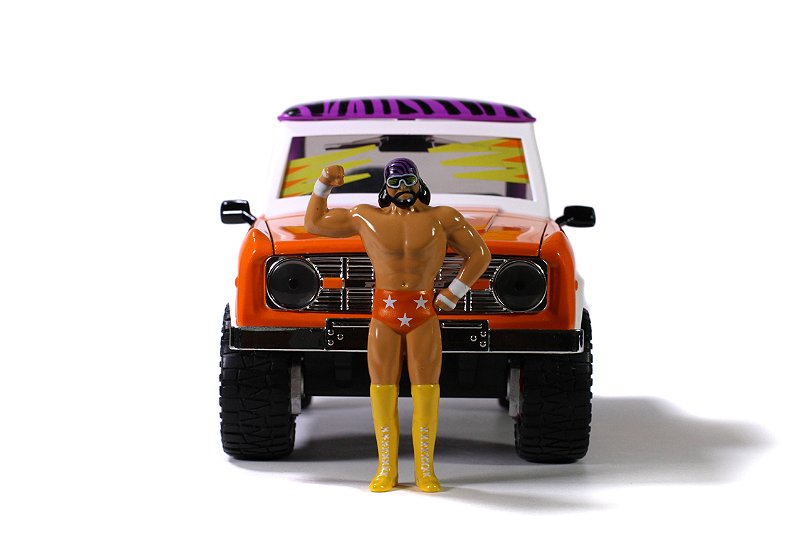 1/24 1973 FORD BRONCO MACHO MAN COM BONECO